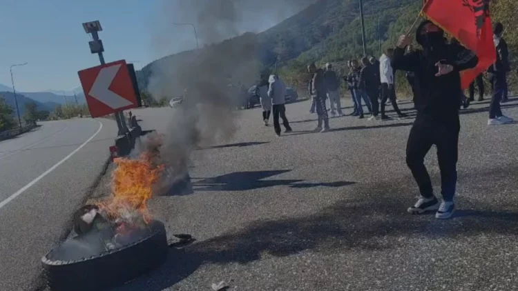 Nxënësit bojkotojnë mësimin në Mirditë, protesta zhvendoset në Rrugën e Kombit në Rubik