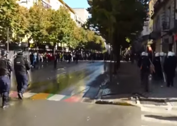 Përshkallëzohet situata, policia ndërhyn me autobotë uji dhe gaz lotsjellës mbi studentët dhe pedagogët