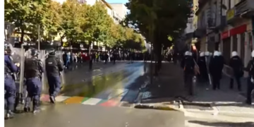 Përshkallëzohet situata, policia ndërhyn me autobotë uji dhe gaz lotsjellës mbi studentët dhe pedagogët