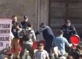 Pedagogët dhe studentët heqin karriget e Ramës para Kryeministrisë: Refuzojmë dialogun!
