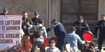 Pedagogët i heqin karriget Ramës para Kryeministrisë: Refuzojmë dialogun!