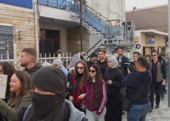 Protesta edhe në Shkodër, studentët qëllojnë me vezë derën e Rektoratit
