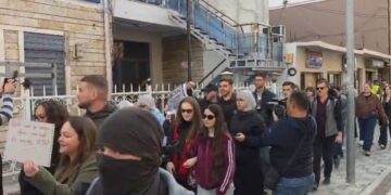 Protesta edhe në Shkodër, studentët qëllojnë me vezë derën e Rektoratit