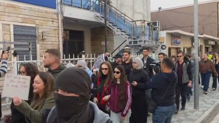 Protesta edhe në Shkodër, studentët qëllojnë me vezë derën e Rektoratit