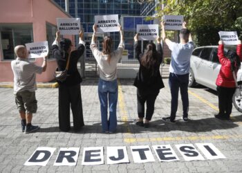 Qytetarët para SPAK me pankarta: Arresto Ballukun! Drejtësi