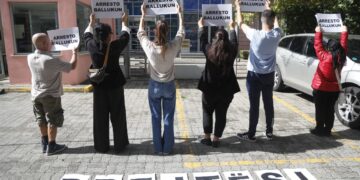 Qytetarët para SPAK me pankarta: Arresto Ballukun! Drejtësi