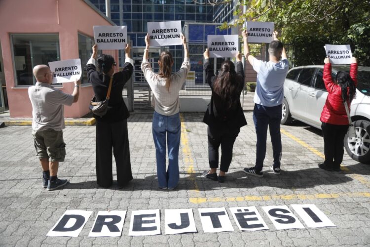 Qytetarët para SPAK me pankarta: Arresto Ballukun! Drejtësi