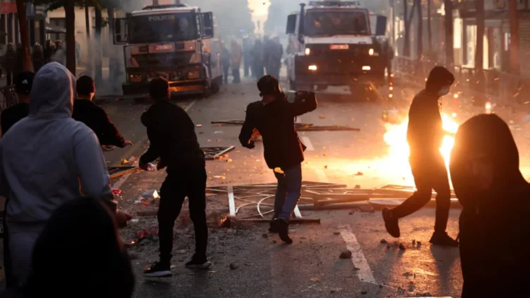 “Reuters” artikull për protestën: Studentët shqiptarë ngrihen për arsimin dhe punësimin, përleshje me policinë
