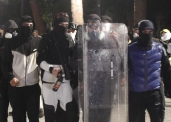 Protesta në Tiranë/ Arrestohen 9 persona dhe 20 të tjerë shpallen në kërkim, në pranga edhe një gjerman