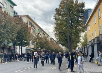 Nis grumbullimi i protestuesve para Ministrisë së Arsimit, kërkohet dorëheqja e Ramës