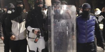 Protesta në Tiranë/ Arrestohen 9 persona dhe 20 të tjerë shpallen në kërkim, në pranga edhe një gjerman