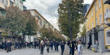 Nis grumbullimi i protestuesve para Ministrisë së Arsimit, kërkohet dorëheqja e Ramës