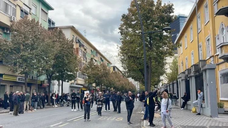 Nis grumbullimi i protestuesve para Ministrisë së Arsimit, kërkohet dorëheqja e Ramës