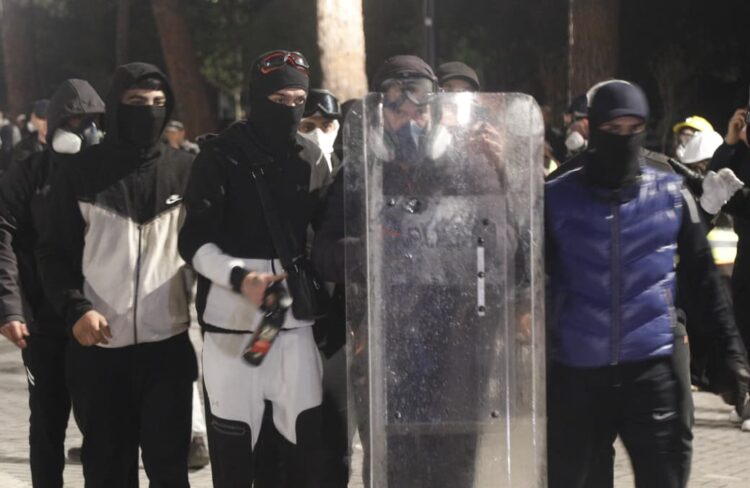 Protesta në Tiranë/ Arrestohen 9 persona dhe 20 të tjerë shpallen në kërkim, në pranga edhe një gjerman