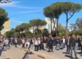 Opozita marshon drejt Ministrisë së Arsimit, në mbështetje të studentëve dhe kërkesave të tyre