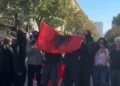 Revolta e studentëve/ Protestuesit mblidhen para Ministrisë së Arsimit, të rinjtë me këngë e valle para efektivëve