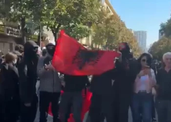 Revolta e studentëve/ Protestuesit mblidhen para Ministrisë së Arsimit, të rinjtë me këngë e valle para efektivëve