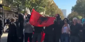 Revolta e studentëve/ Protestuesit mblidhen para Ministrisë së Arsimit, të rinjtë me këngë e valle para efektivëve