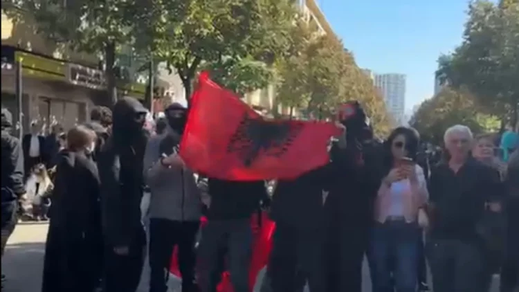 Revolta e studentëve/ Protestuesit mblidhen para Ministrisë së Arsimit, të rinjtë me këngë e valle para efektivëve