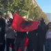 Revolta e studentëve/ Protestuesit mblidhen para Ministrisë së Arsimit, të rinjtë me këngë e valle para efektivëve