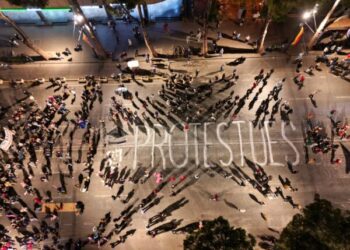 Studentët i bashkohen protestës, mesazhi në bulevard para Kryeministrisë