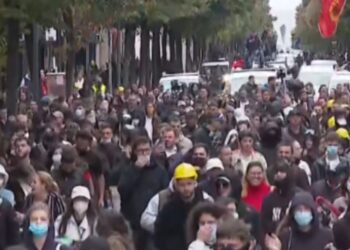 Protesta në Tiranë/ Studentët dhe pedagogët largohen nga Ministria e Arsimit dhe zhvendosen te Kryeministria