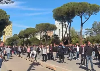 Opozita marshon drejt Ministrisë së Arsimit, në mbështetje të studentëve dhe kërkesave të tyre