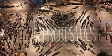 Studentët i bashkohen protestës, mesazhi në bulevard para Kryeministrisë