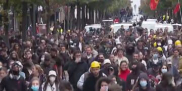 Protesta në Tiranë/ Studentët dhe pedagogët largohen nga Ministria e Arsimit dhe zhvendosen te Kryeministria