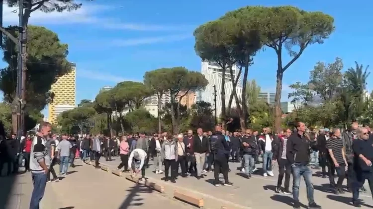 Opozita marshon drejt Ministrisë së Arsimit, në mbështetje të studentëve dhe kërkesave të tyre