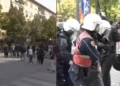 Përplasje mes policisë dhe protestuesve te Ministria e Arsimit, grushte dhe shkopinj gome mbi të rinjtë