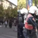 Tensione te ministria e Arsimit, Policia hedh gazlotsjellës për të shpërndarë studentët! Shoqërohen disa persona