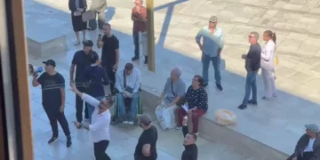 Qytetarët e Durrësit kundër projektit TID, hedhin vezë drejt godinës së Bashkisë