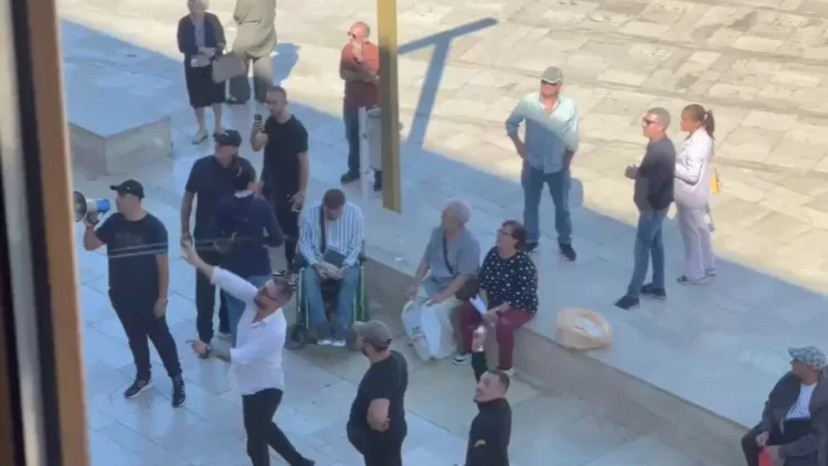 Qytetarët e Durrësit kundër projektit TID, hedhin vezë drejt godinës së Bashkisë