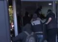 Nuk pyesin për barrierat metalike, protestuesit thyejnë derën e Gjykatës së Apelit dhe mësyjnë brenda godinës