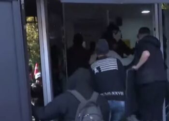 Nuk pyesin për barrierat metalike, protestuesit thyejnë derën e Gjykatës së Apelit dhe mësyjnë brenda godinës