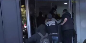 Nuk pyesin për barrierat metalike, protestuesit thyejnë derën e Gjykatës së Apelit dhe mësyjnë brenda godinës