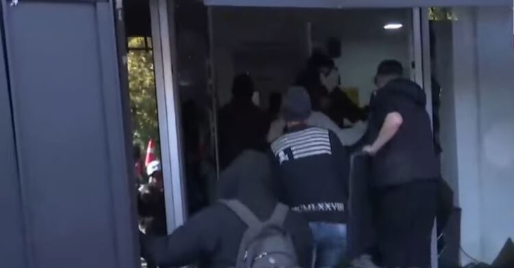 Nuk pyesin për barrierat metalike, protestuesit thyejnë derën e Gjykatës së Apelit dhe mësyjnë brenda godinës