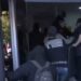 Nuk pyesin për barrierat metalike, protestuesit thyejnë derën e Gjykatës së Apelit dhe mësyjnë brenda godinës