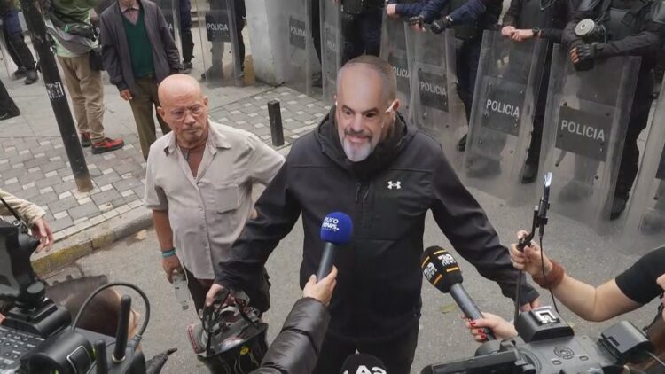 Tubimi në Tiranë, protestuesi i maskuar si Rama: Do i mbrojmë studentët deri në vdekje!