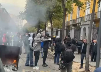 Protestuesit gjuajnë me llastiqe drejt Ministrisë së Arsimit, policia thirrje: Ndaloni dhunën, ose do veprojmë