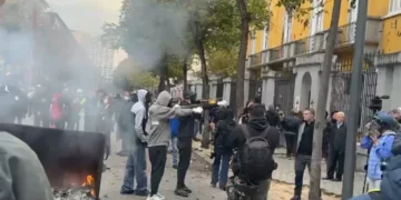 Protestuesit gjuajnë me llastiqe drejt Ministrisë së Arsimit, policia thirrje: Ndaloni dhunën, ose do veprojmë