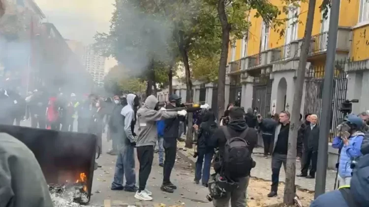 Protestuesit gjuajnë me llastiqe drejt Ministrisë së Arsimit, policia thirrje: Ndaloni dhunën, ose do veprojmë