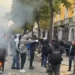Protestuesit gjuajnë me llastiqe drejt Ministrisë së Arsimit, policia thirrje: Ndaloni dhunën, ose do veprojmë