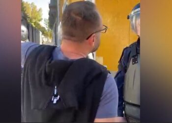 Ndodh edhe kjo! Protestuesi ‘i lutet’ policit: Më godit, se më vjen zor të iki pa shenja në shtëpi!