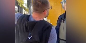 Ndodh edhe kjo! Protestuesi ‘i lutet’ policit: Më godit, se më vjen zor të iki pa shenja në shtëpi!