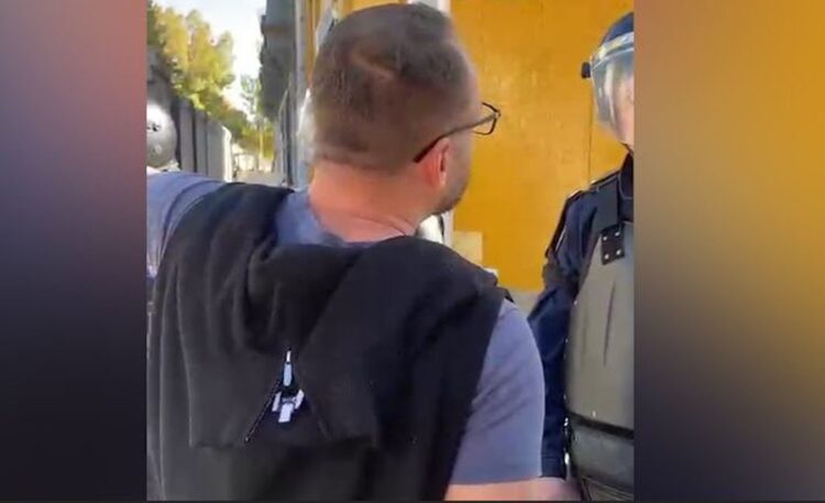 Ndodh edhe kjo! Protestuesi ‘i lutet’ policit: Më godit, se më vjen zor të iki pa shenja në shtëpi!