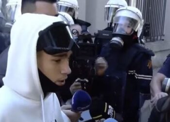 Protestuesi apel policisë: S’jemi kriminelë, por të rinj që kërkojmë të ardhme më të mirë, bashkohuni me ne
