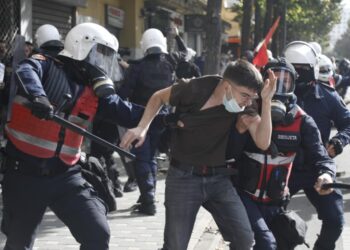 “Arrestoje, por mos e qëllo në kokë!” Prindërit e protestuesve denoncojnë dhunën policore