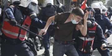 “Arrestoje, por mos e qëllo në kokë!” Prindërit e protestuesve denoncojnë dhunën policore